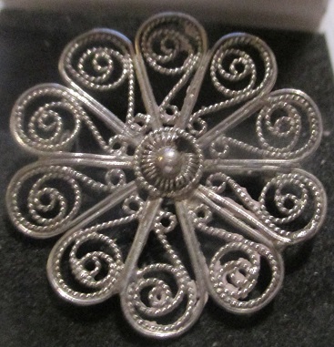 xxM1238M Vintage silver filigree brooch